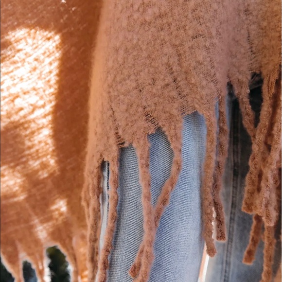 LIYANA SOFT FRINGE PONCHO - Picture 4 of 9